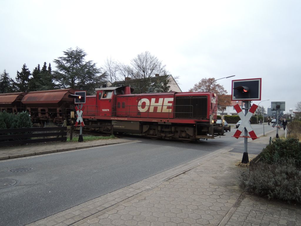 OHE 160074 überquert den Bahnübergang in der Winsener Dorotheenstraße 160074elbmarsch