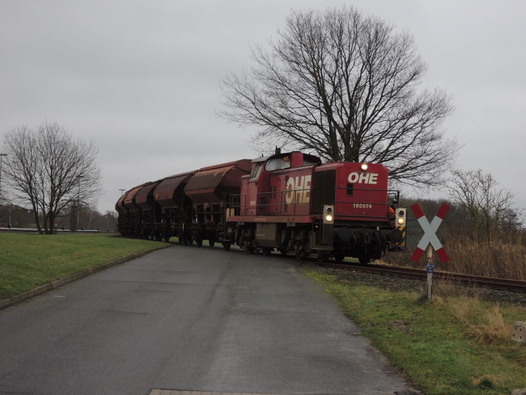 OHE 160074 überquert den Bahnübergang bei der Kalihalle in Tönnhausen Umschlag II 160074toennhausen