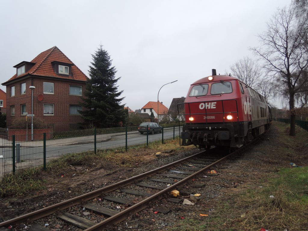 OHE 200086 fährt durch das Winsener Wohngebiet im Bogenweg 200086elbmarsch