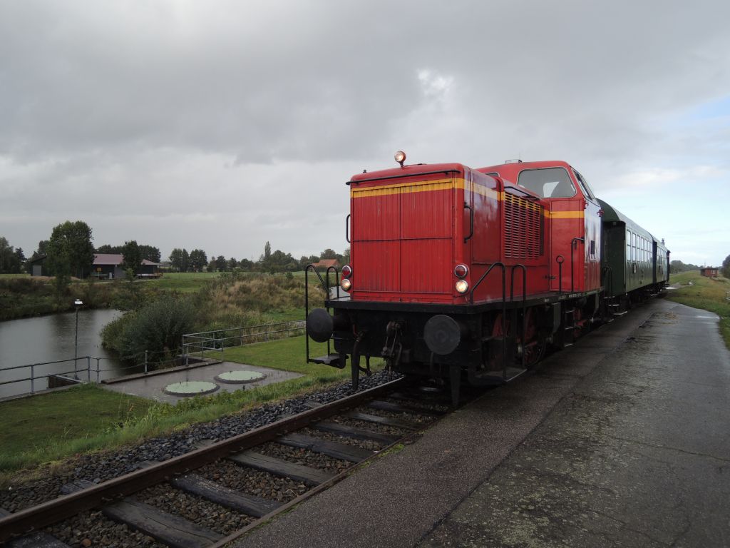 Der Heide-Express am Haltepunkt Fahrenholz auf dem Deich zwischen Neetze und Ilmenaukanal Der Heide-Express am Haltepunkt Fahrenholz auf dem Deich zwischen Neetze und Ilmenaukanal