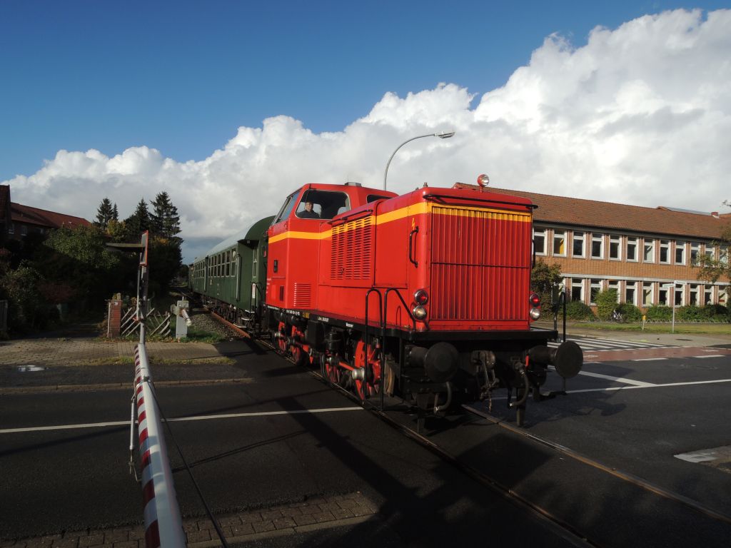 Der Heide-Express am Bahnübergang \"Bürgerweide\" in Winsen Der Heide-Express am Bahnübergang