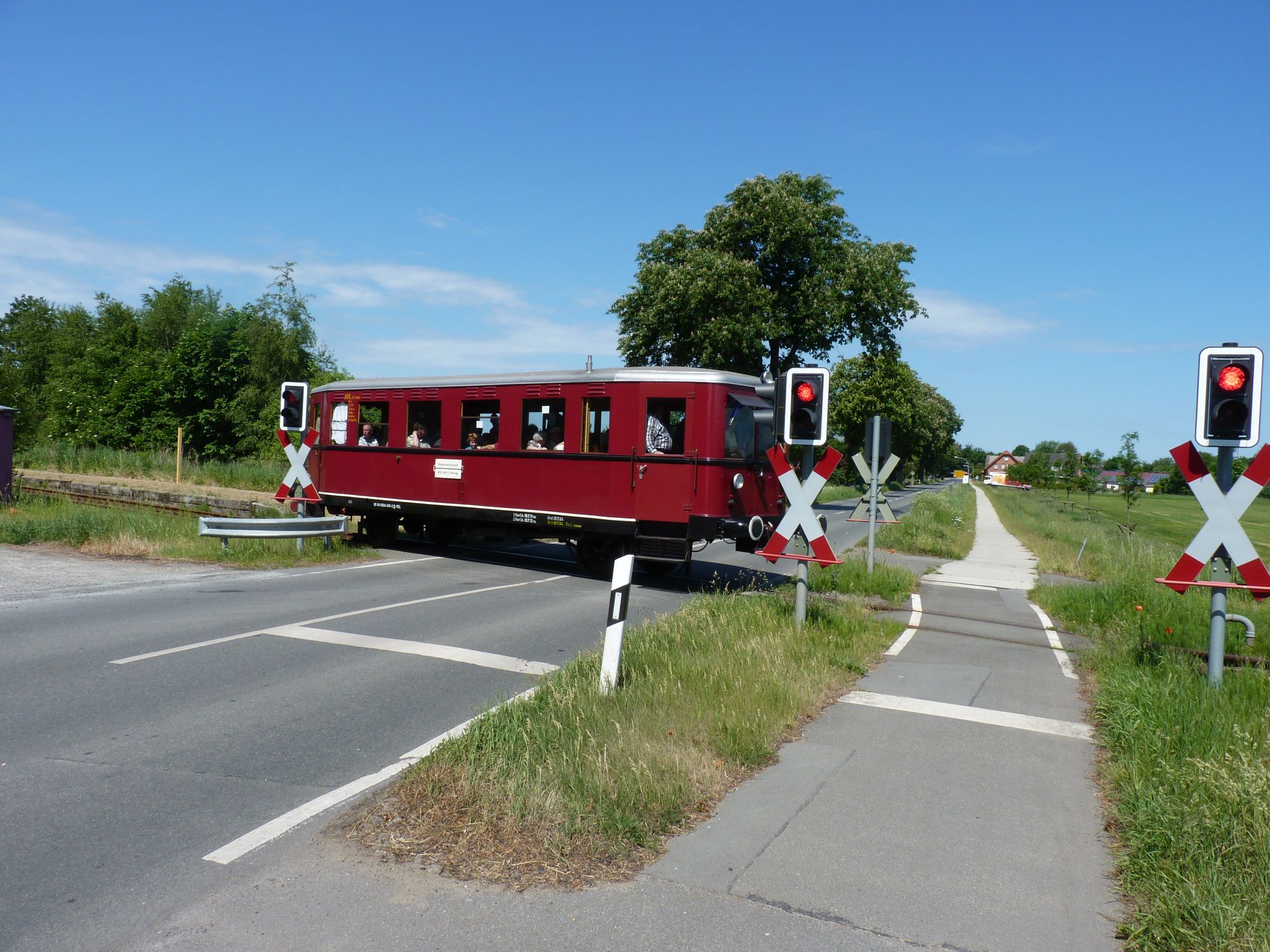 Überquerung des Bahnübergangs am Haltepunkt Oldershausen avlelbmarschbahn008