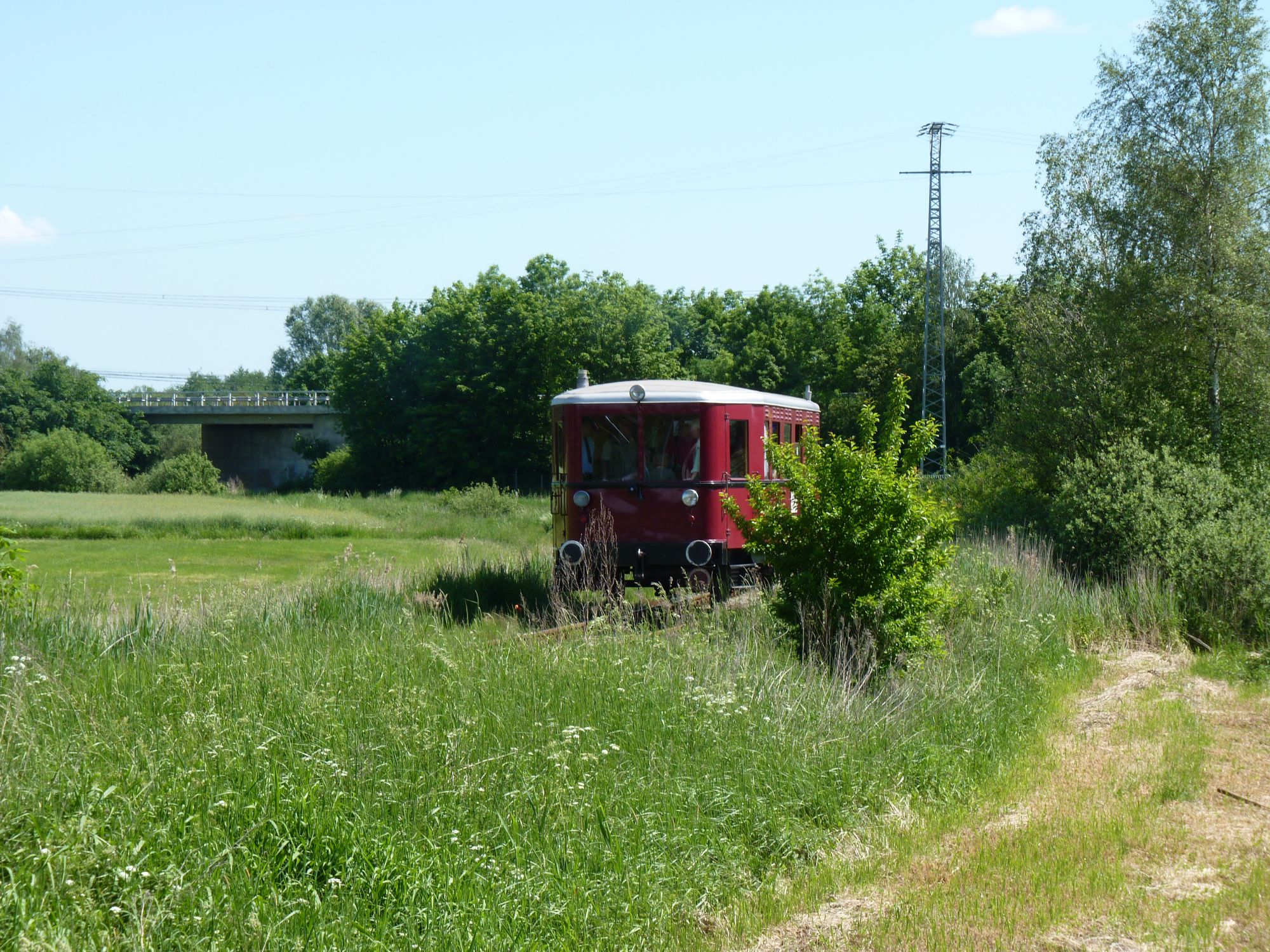 Durch das Feld geht es nach Richtung Niedermarschacht. avlelbmarschbahn009