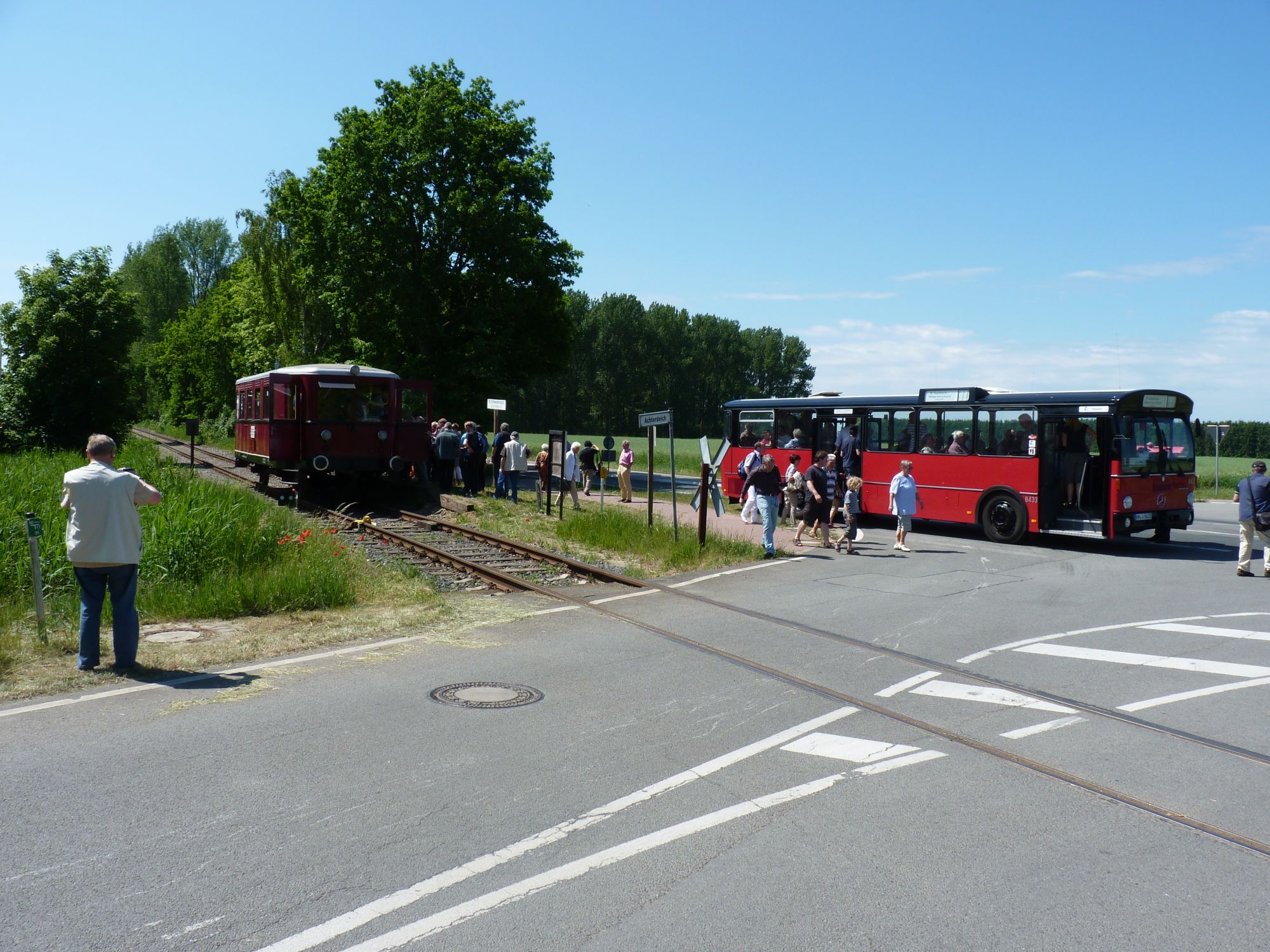 Ankunft in Niedermarschacht Achterdeich. Von hier geht es mit dem Bus über die Elbe zur Bergedorf-Geesthachter Eisenbahn. avlelbmarschbahn012