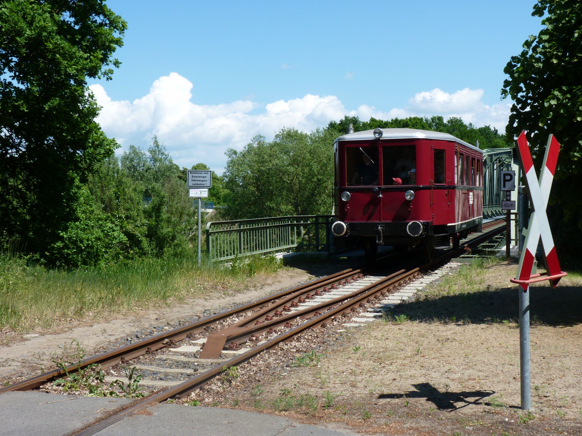 Am Ende der Nettelbergbrücke fährt der Dieseltriebwagen auf den Haltepunkt Nettelberg zu. avlelbmarschbahn018
