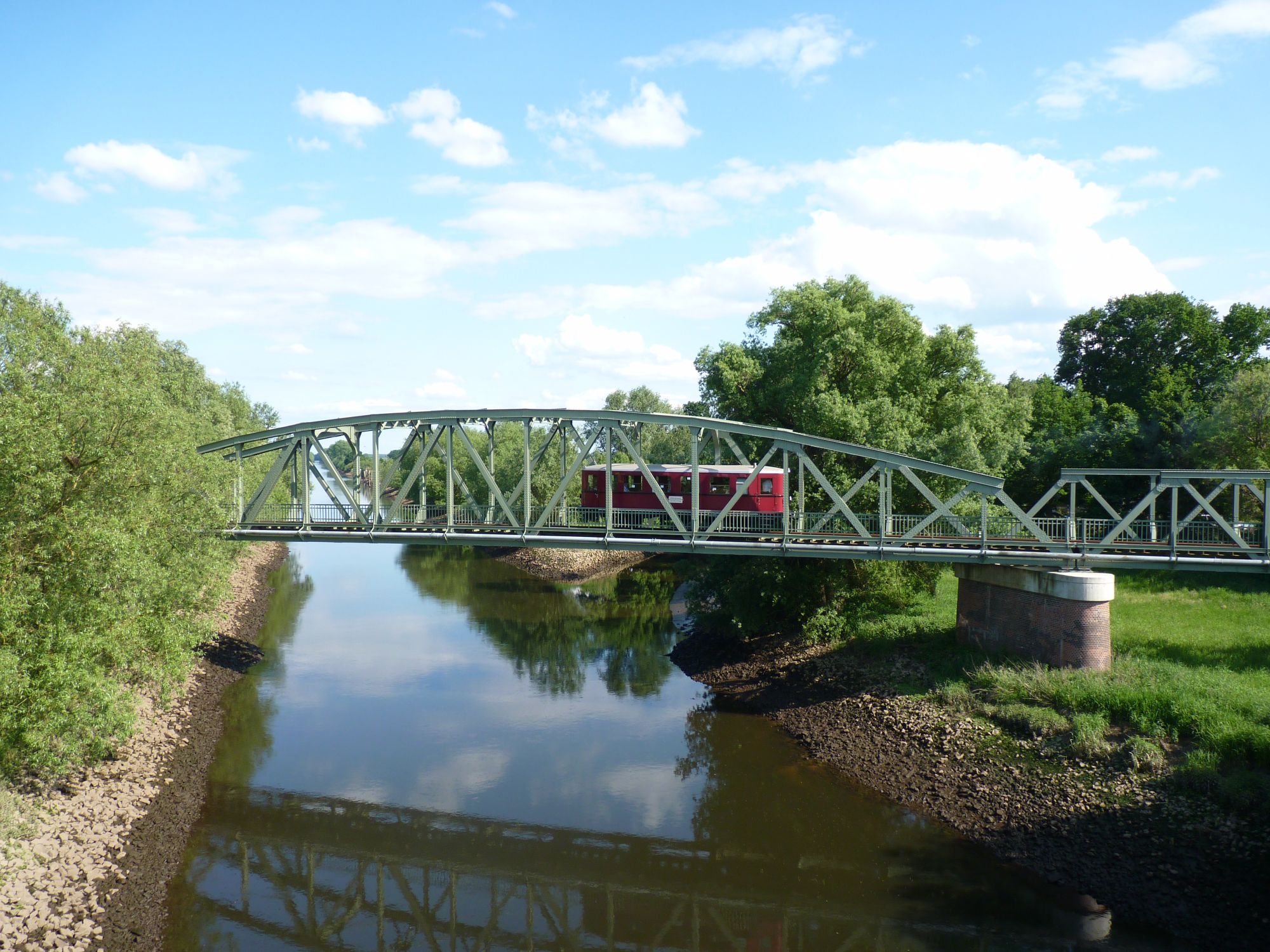 Die Nettelbergbrücke wird überquert. avlelbmarschbahn021