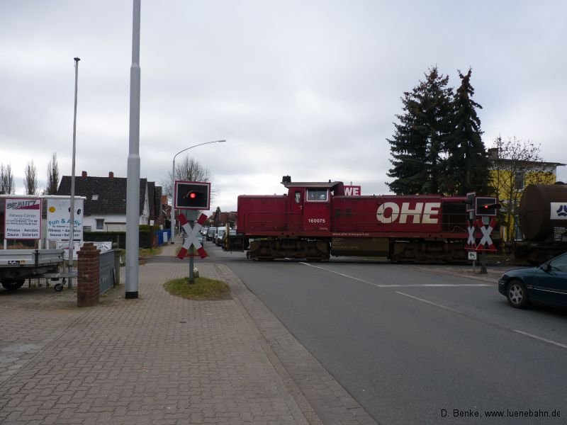 OHE 160075 quert die Lüneburger Staße in Winsen. elbmarschbahngal021