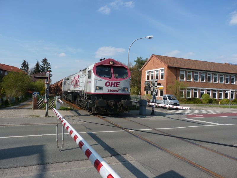 OHE \"Red Tiger\" am Bahnübergang Bürgerweide in Winsen tigerwinsen2