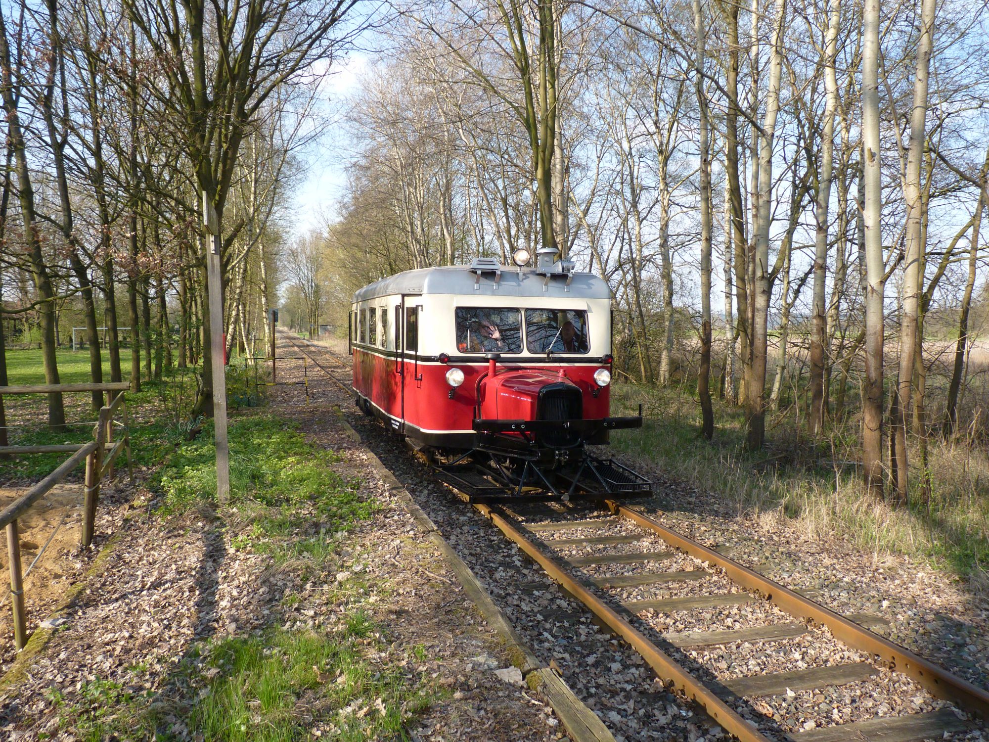 Wismarer Schienebus VT0508, \"Ameisenbär\" anlässlich des 100. Jubiläums der Bahnstrecke Winsen - Niedermarschacht, am Eichholzer Haltepunkt vt0508eichholz