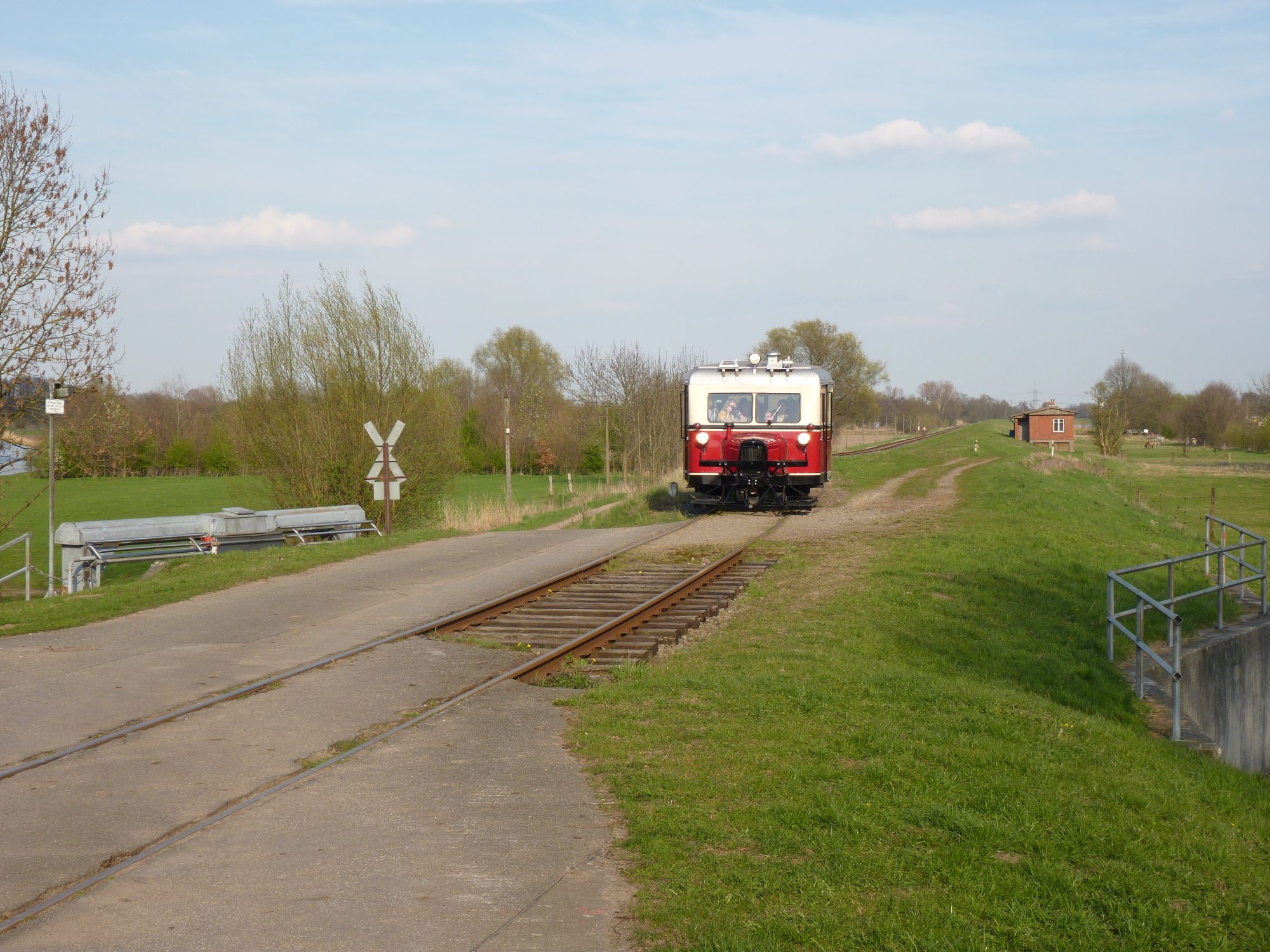 Wismarer Schienebus VT0508, \"Ameisenbär\" anlässlich des 100. Jubiläums der Bahnstrecke Winsen - Niedermarschacht, auf dem Fahrenholzer Deich. vt0508fahrenholz1