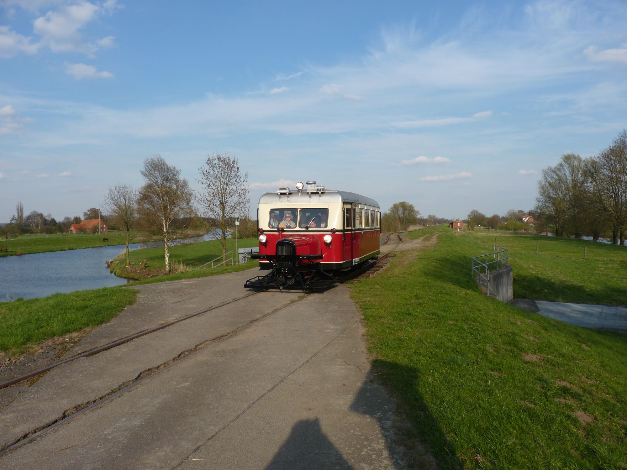 Wismarer Schienebus VT0508, \"Ameisenbär\" anlässlich des 100. Jubiläums der Bahnstrecke Winsen - Niedermarschacht, auf dem Fahrenholzer Deich. vt0508fahrenholz2