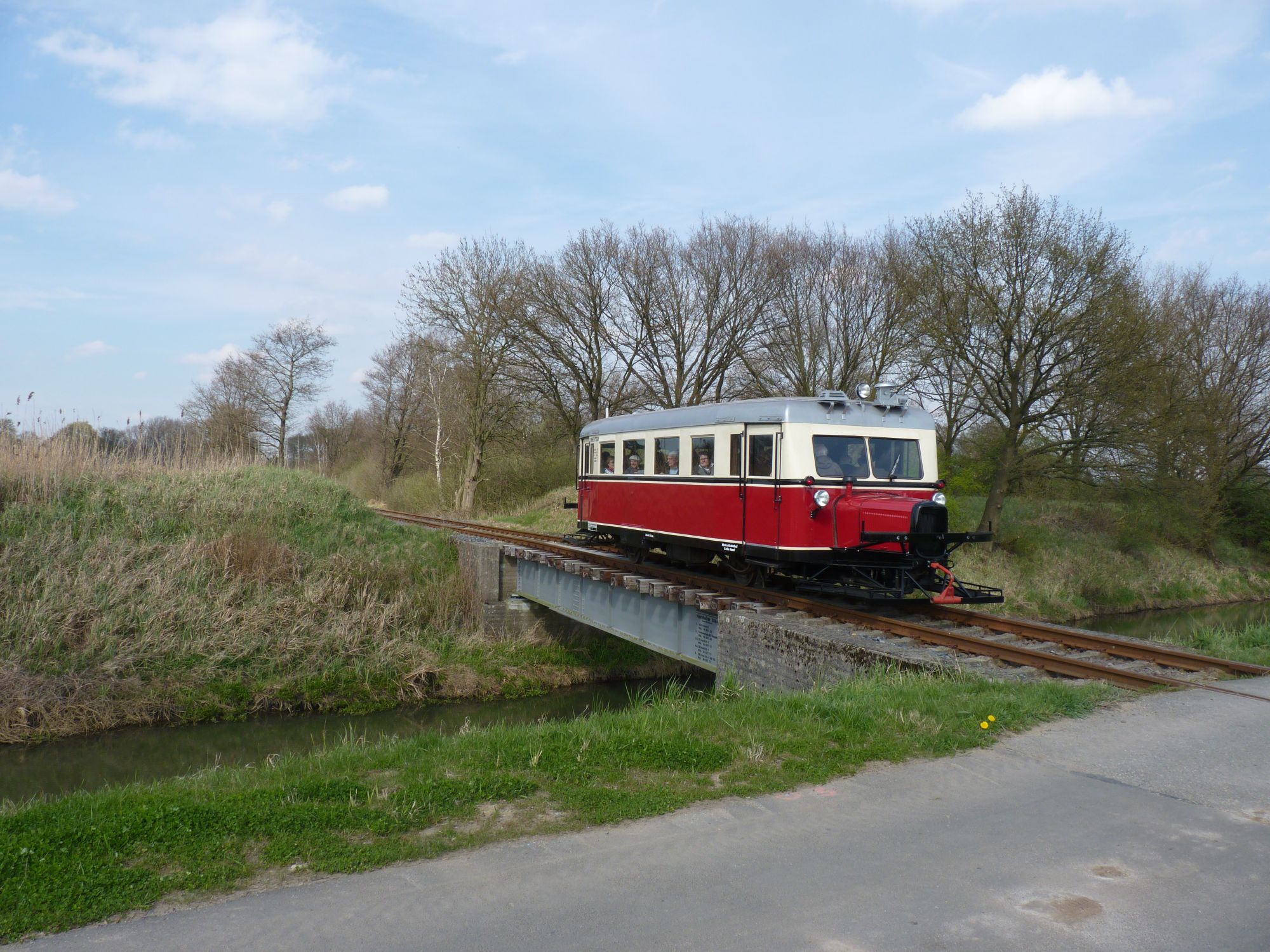 Wismarer Schienebus VT0508, \"Ameisenbär\" anlässlich des 100. Jubiläums der Bahnstrecke Winsen - Niedermarschacht, auf der Ilau-Brücke vor Eichholz vt0508ilau2