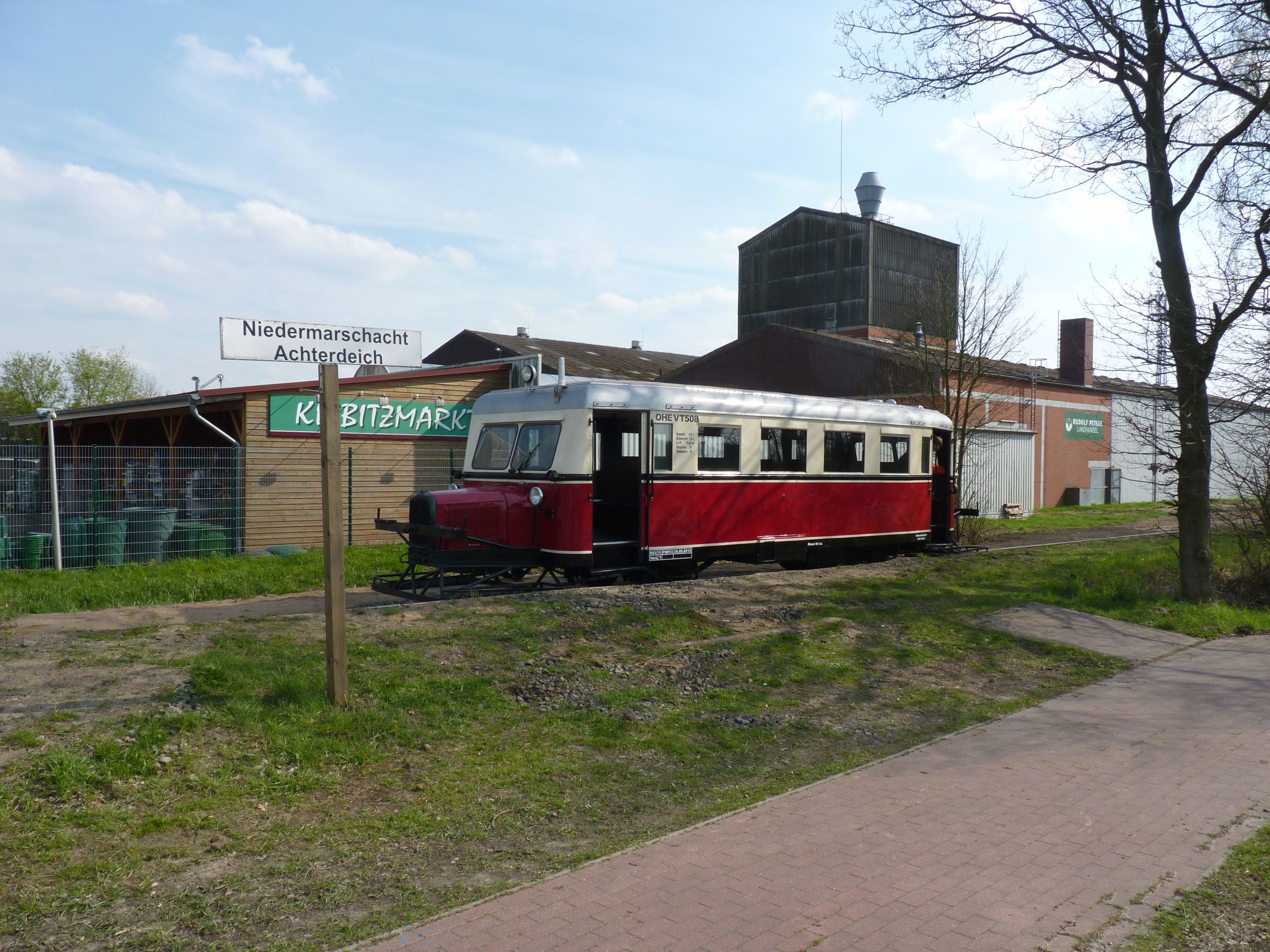 Wismarer Schienebus VT0508, \"Ameisenbär\" anlässlich des 100. Jubiläums der Bahnstrecke Winsen - Niedermarschacht, am Bahnsteig Niedermarschacht Achterdeich vt0508marschacht
