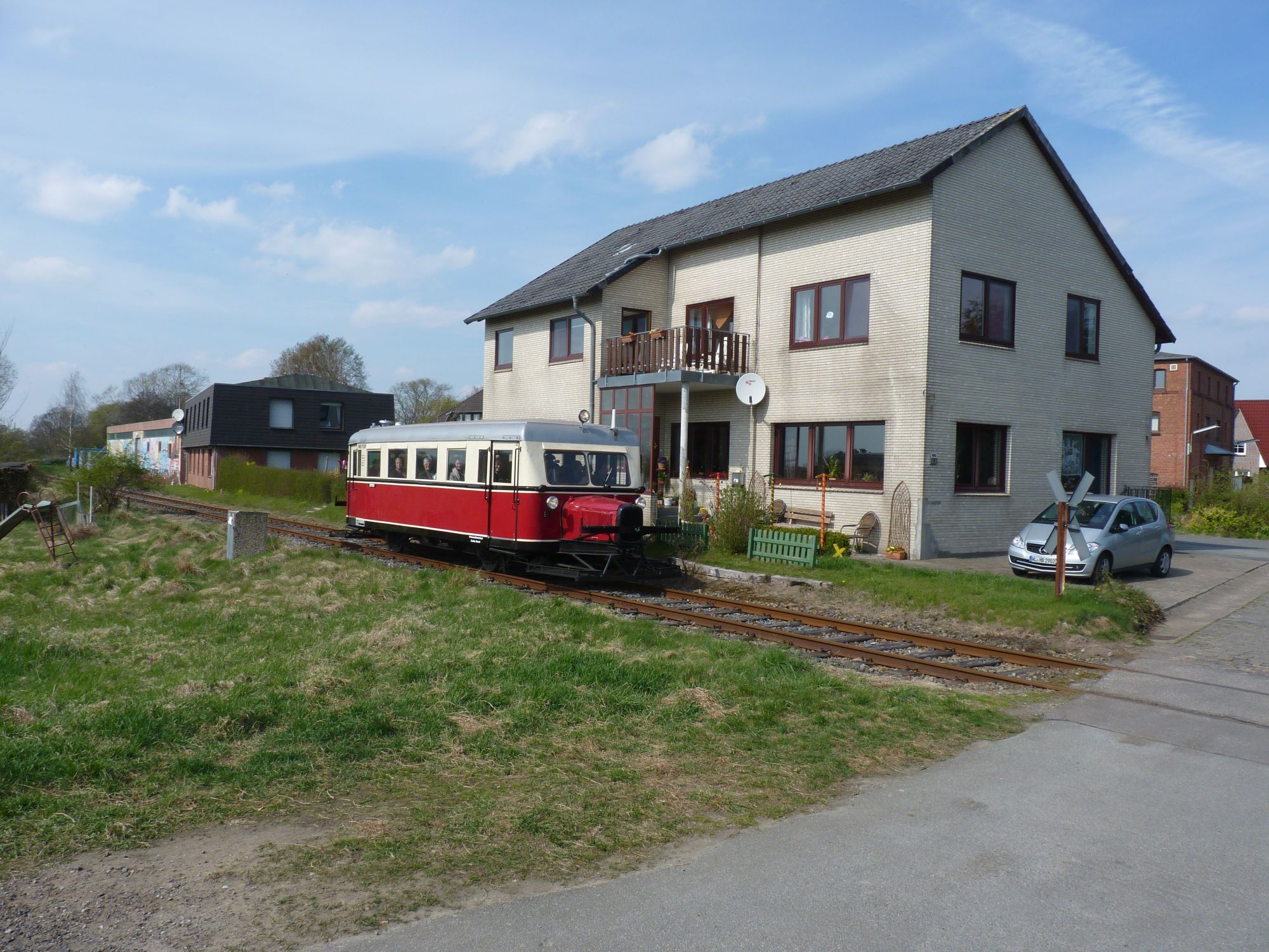 Wismarer Schienebus VT0508, \"Ameisenbär\" anlässlich des 100. Jubiläums der Bahnstrecke Winsen - Niedermarschacht, im ehemaligen Bahnhof Tönnhausen vt0508toennhausen