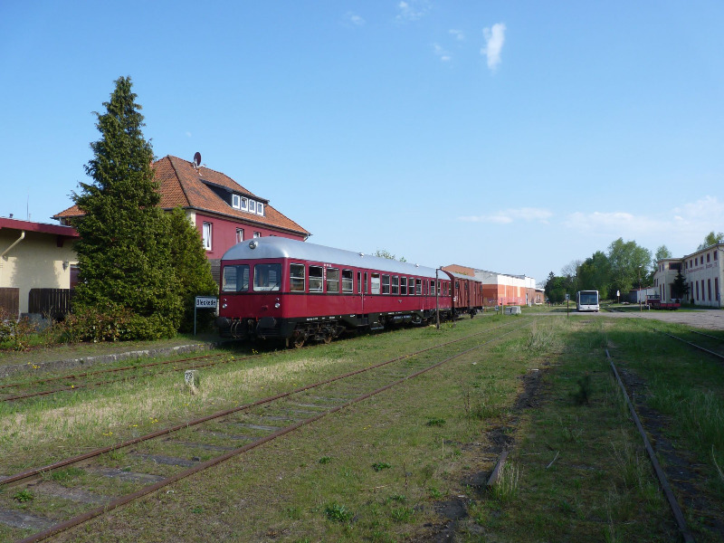 Der frisch auf den Namen \"Elbtal\" getaufte GDT 0518 wartet als Heide-Elbe-Express in Bleckede auf Fahrgäste. Bleckede