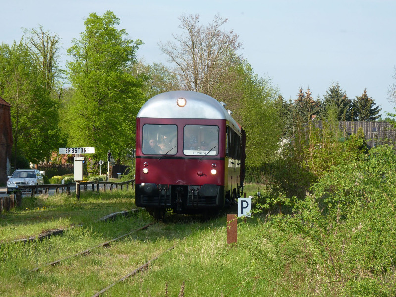 Der Großraumdieseltriebwagen der AVL hat Erbstorf erreicht. Erbstorf