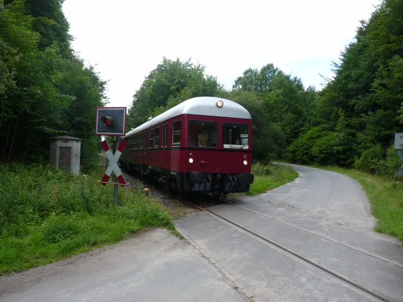 Der Triebwagen hat gerade den Elbe-Seitenkanal unterquert. Hier befindet sich auch der neueste Streckenabschnitt. Im Rahmen des Kanalbaus wurde die Strecke ca. 50 m näher an die Straße geführt, um eine gemeinsame Unterführung nutzen zu können. Elbe-Seitenkanal