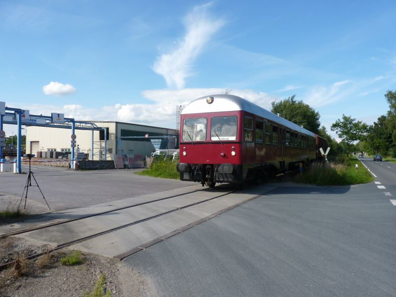 Parallel der K5 führt die Bleckeder Kleinbahn am Neetzer Betonmischwerk vorbei. Betonmischwerk Neetze