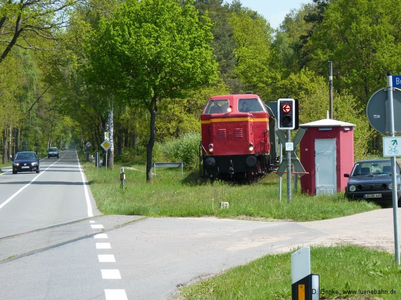 AVL 46-01 mit Heide-Elbe-Express am Bahnübergang vor Neetze I geestrandbahngal013