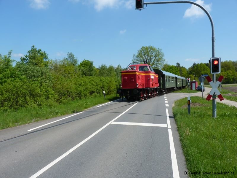 AVL 46-01 mit Heide-Elbe-Express am Bahnübergang vor Neetze II geestrandbahngal014
