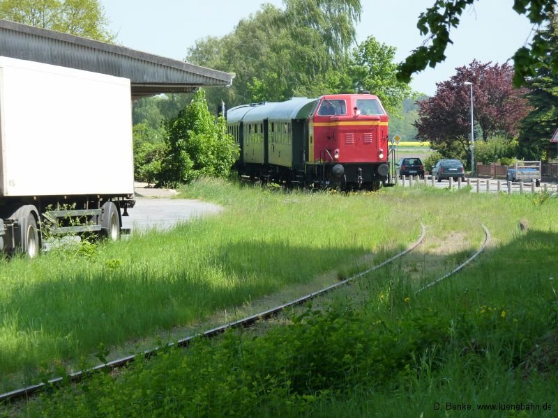 AVL 46-01 mit Heide-Elbe-Express fährt in den Neetzer Bahnhof ein geestrandbahngal015