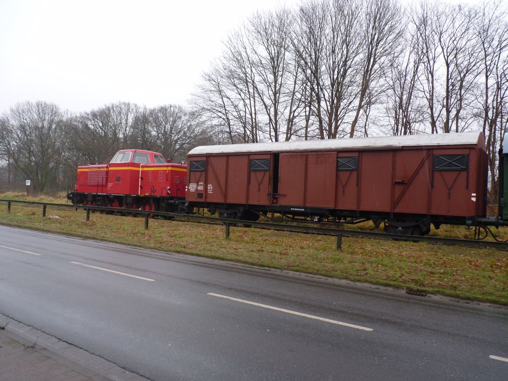 Der Heide-Elbe-Express macht auf der Nikolausfahrt in Erbstorf Halt. lbahnwinter005