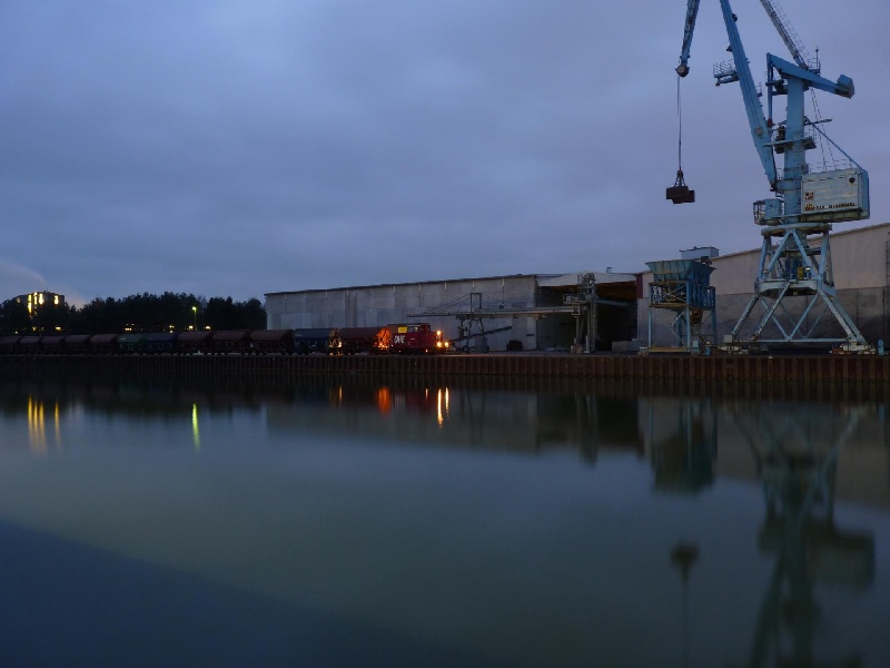 OHE 60024 am Westkai bei der Verladung von Düngemitteln mit Hafenkran I hafen2