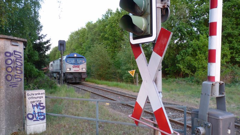 Der Blue Tiger der OHE erreicht mit seinem Güterzug die Betriebsstelle Lüneburg Meisterweg. hafenbahngal002