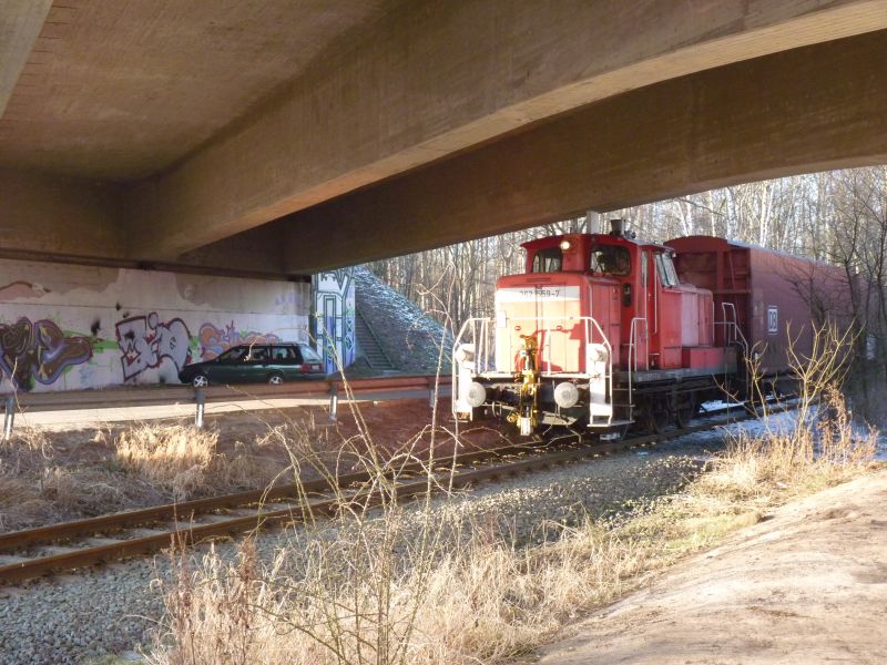 Die V60 der DB unterquert auf der Lüneburger Industriebahn die B4 industriebahngal003
