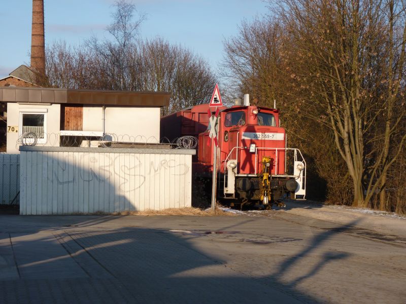 Endstation Tankstelle Lindemann. Hier endet das Gleis stumpf und der Zug muss Rückwärts über den Bahnübergang auf der Hude zur Arenskule fahren. industriebahngal004