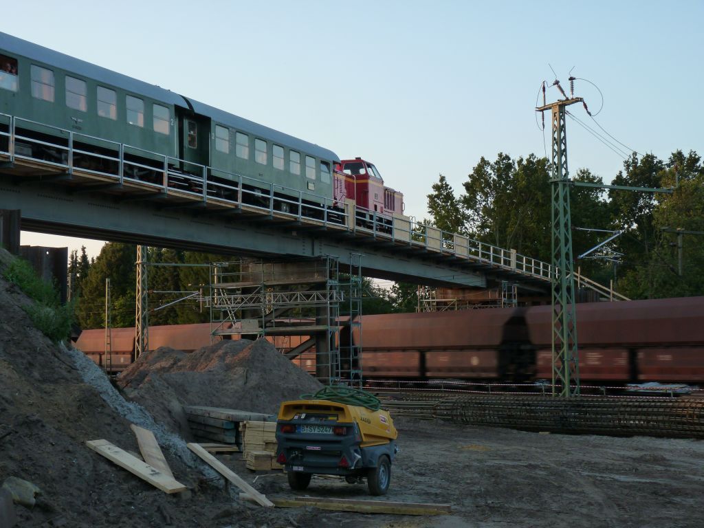 Die alte Brücke der OHE-Strecke Winsen-Hützel in Winsen war für das 3. Gleis nicht breit genug. Bis die endgültige Brücke errichtet ist, \"überbrückt\" die Behelfsbrücke die Zeit. 4601behelfsbrueckewinsen