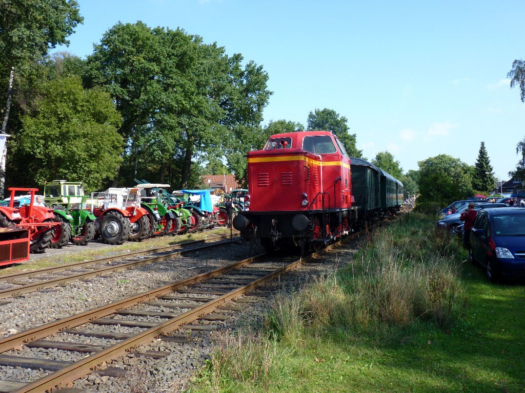 der Heide-Express durchfährt Luhdorf während eines Festes. 4601luhdorf