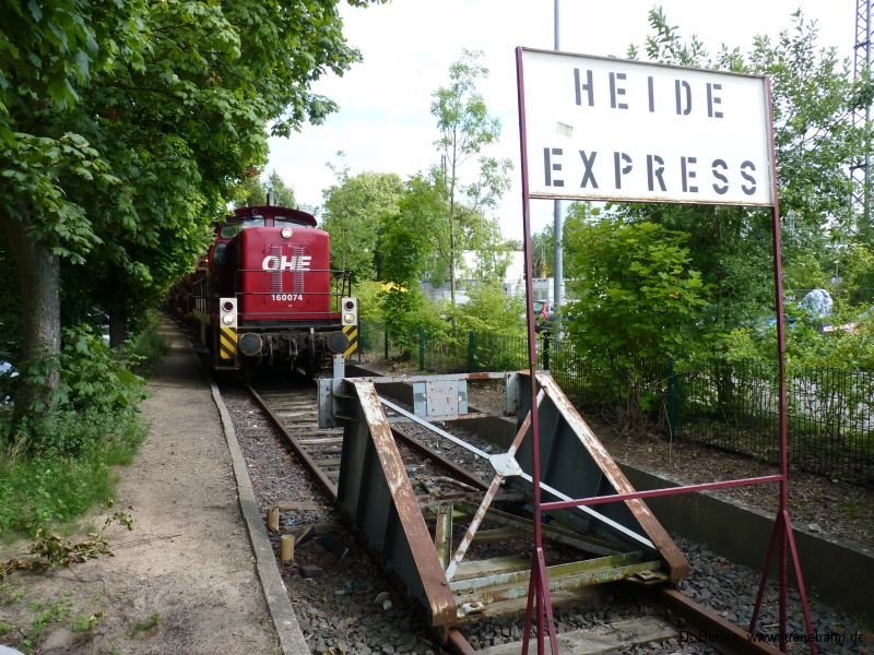 OHE 160074 am Bahnsteiggleis Winsen Süd. OHE 160074 in Winsen Süd