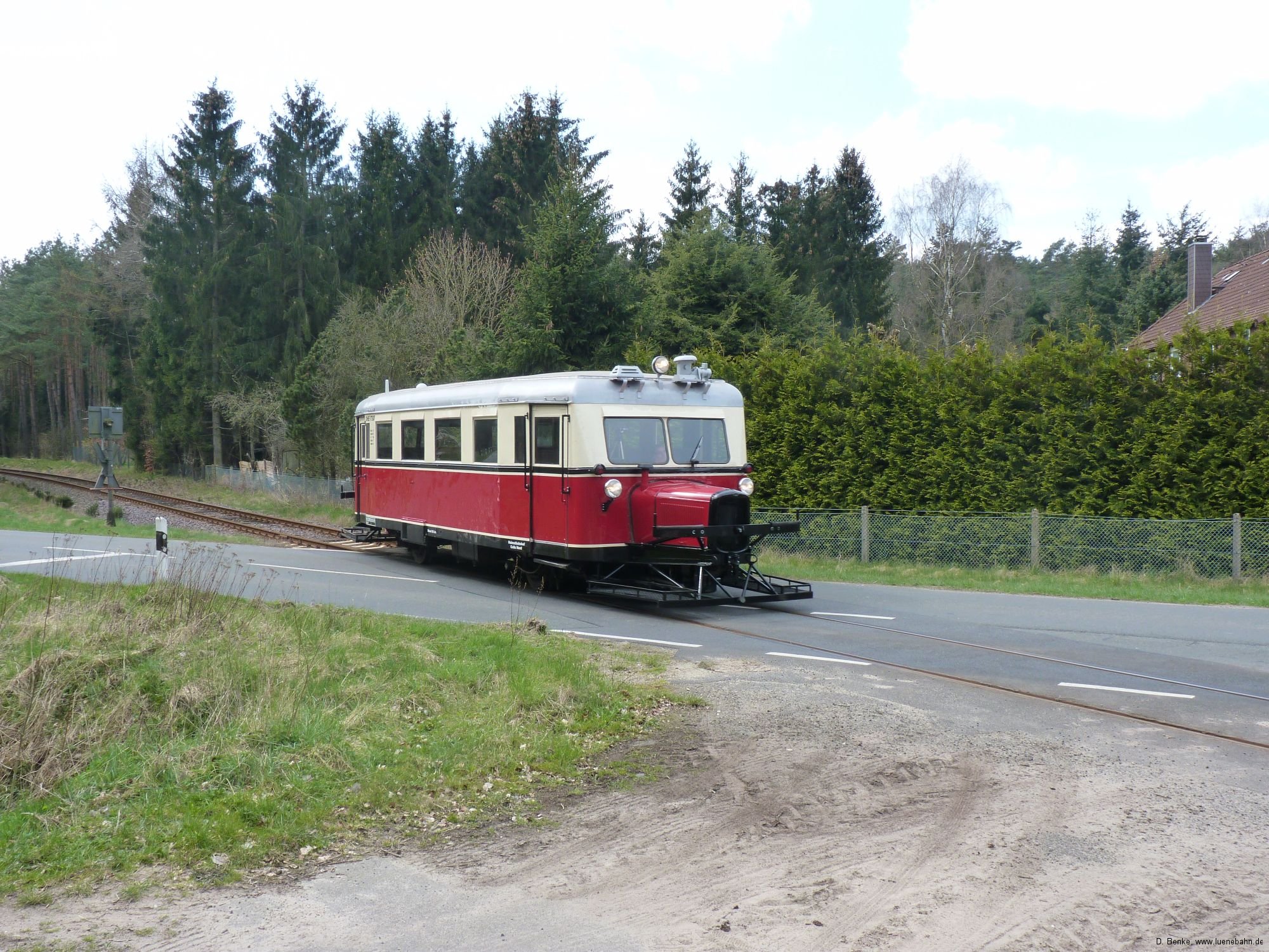 Wismarer Schienebus VT0508, \"Ameisenbär\" auf der Überführungsfahrt anlässlich des 100. Jubiläums der Bahnstrecke Winsen - Niedermarschacht, vorm OHE-Bahnhof Egestorf vt0508egestorf