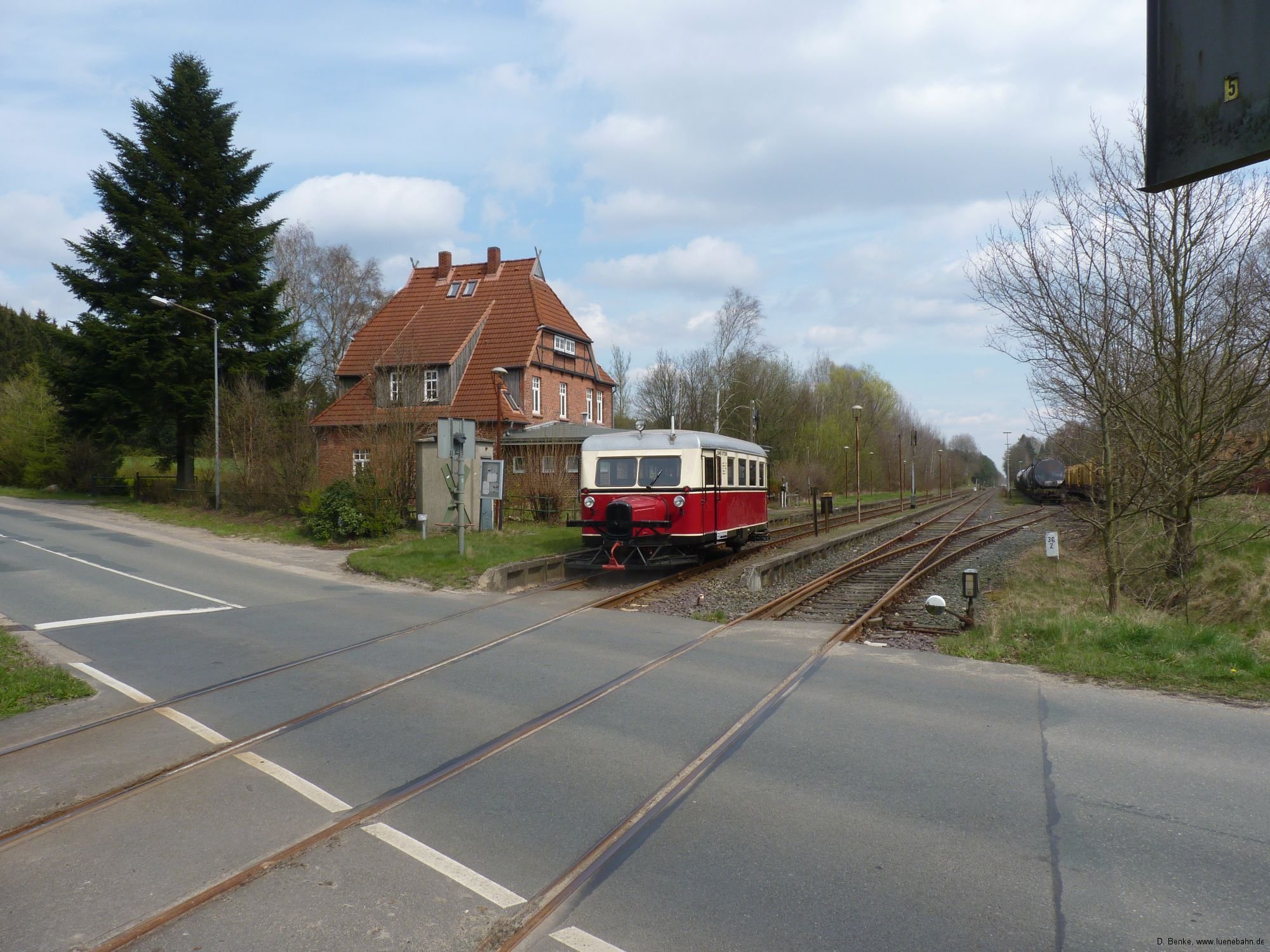 Wismarer Schienebus VT0508, \"Ameisenbär\" auf der Überführungsfahrt anlässlich des 100. Jubiläums der Bahnstrecke Winsen - Niedermarschacht, im Bahnhof Hützel vt0508huetzel