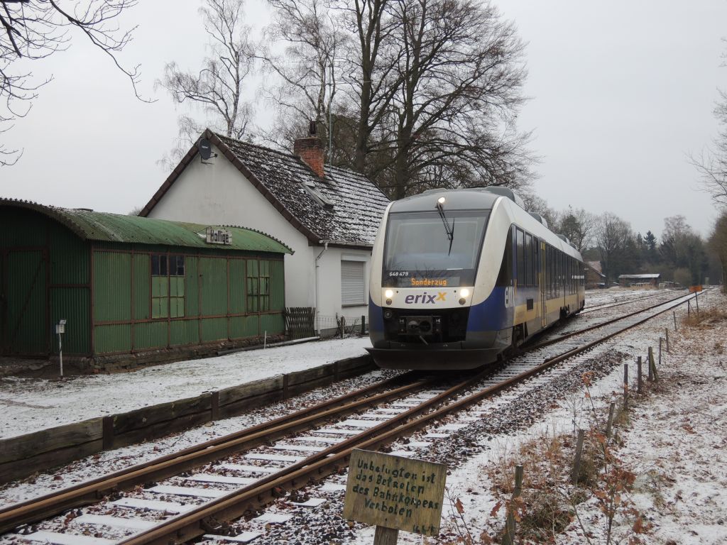 Endstation Hollige. Hier endete die Nikolausfahrt.
Die Herrschaften von der Böhmetalbahn gUG ( http://www.boehmetalbahn ) haben in diesem Jahr eine Nikolausfahrt mit dem erixx auf dem letzten noch befahrbaren Teilstück Walsrode-Hollige der Verden-Walsrodener Eisenbahn organisiert. In Hollige erwartete die Gäste Gegrilltes, Glühwein, Pils und Kuchen in rustikaler Atmosphäre. hollige005