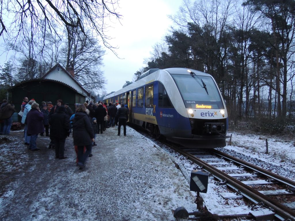 Endstation Hollige.
Die Herrschaften von der Böhmetalbahn gUG ( http://www.boehmetalbahn ) haben in diesem Jahr eine Nikolausfahrt mit dem erixx auf dem letzten noch befahrbaren Teilstück Walsrode-Hollige der Verden-Walsrodener Eisenbahn organisiert. In Hollige erwartete die Gäste Gegrilltes, Glühwein, Pils und Kuchen in rustikaler Atmosphäre. hollige008